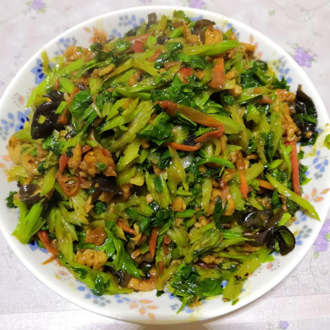 鸡腿肉炒芹菜