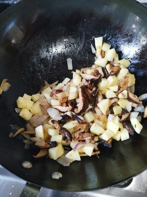 香菇鸡肉焖饭的做法 步骤4