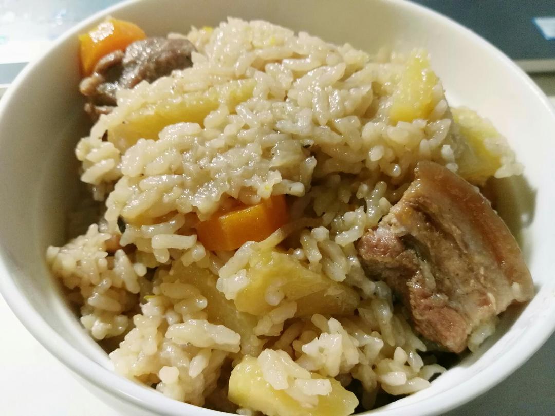 五花肉土豆焖饭