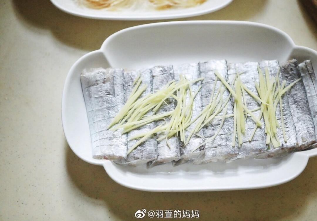 蒜茸粉丝蒸娃娃菜、剁椒蒸带鱼的做法 步骤5