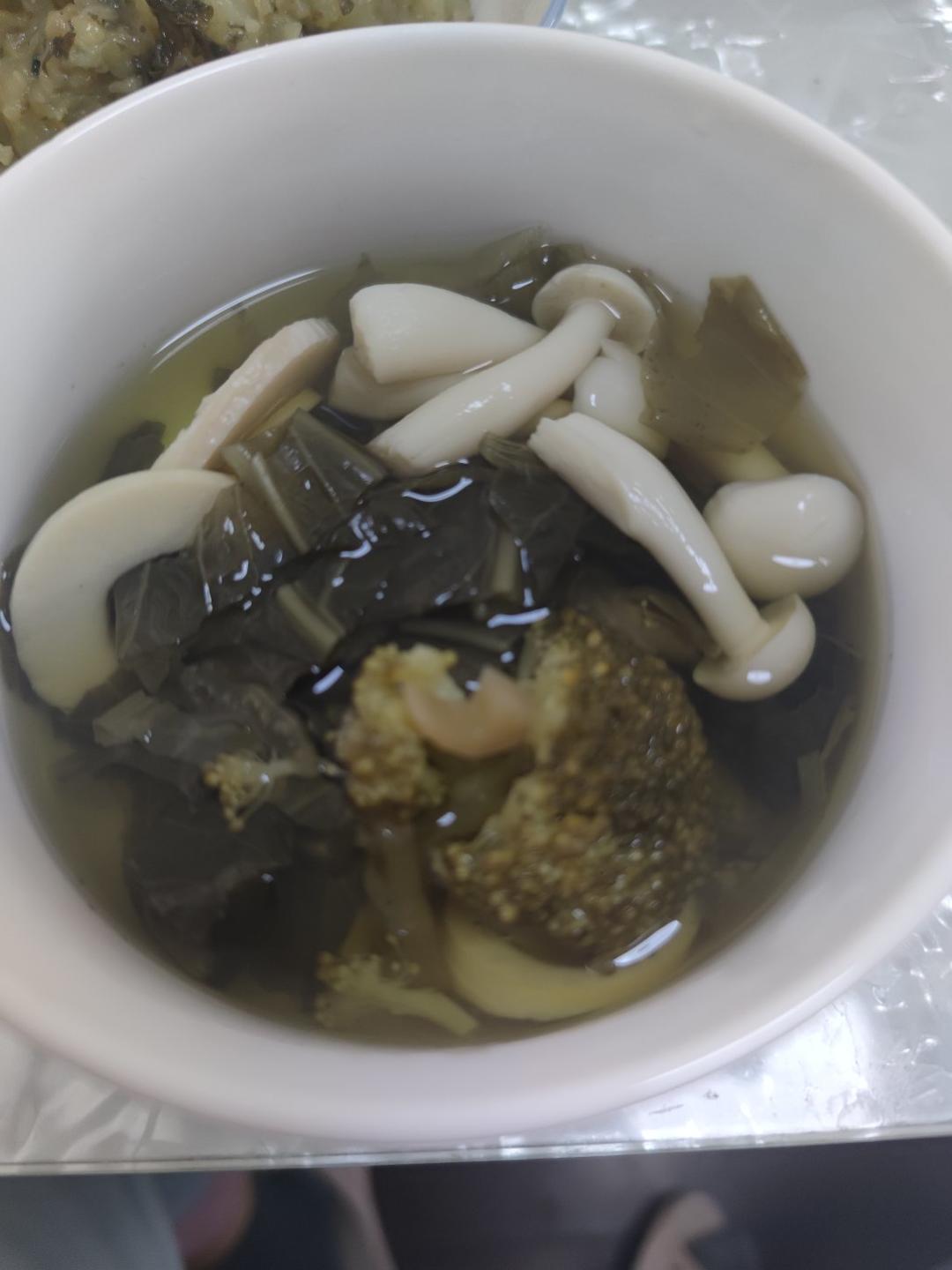 酸菜苦笋汤