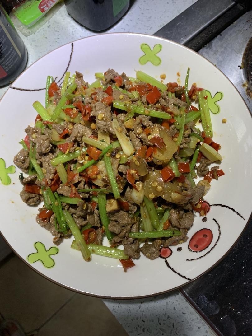 芹菜炒牛肉 快和我一起做！超级嫩！家常快手简单！