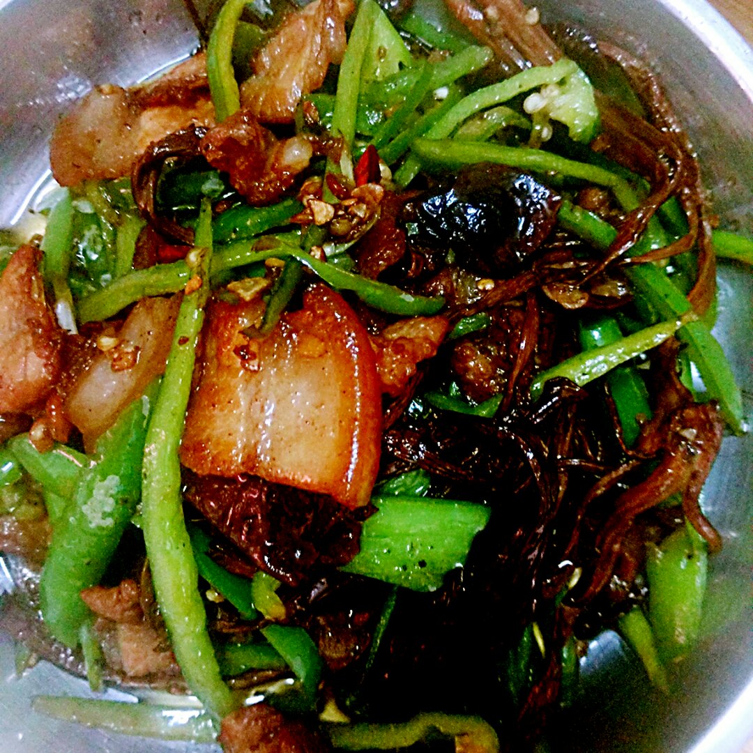 五花肉干锅茶树菇
