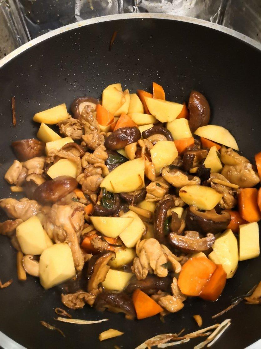 香菇鸡肉炖土豆