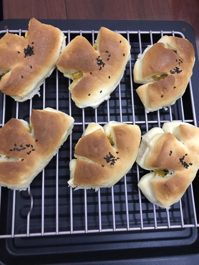复古卡仕达夹馅面包