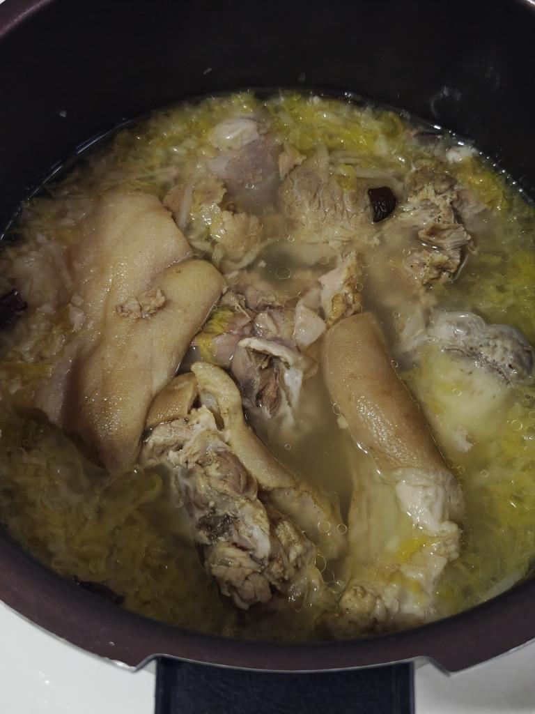好吃不腻的酸菜肘子