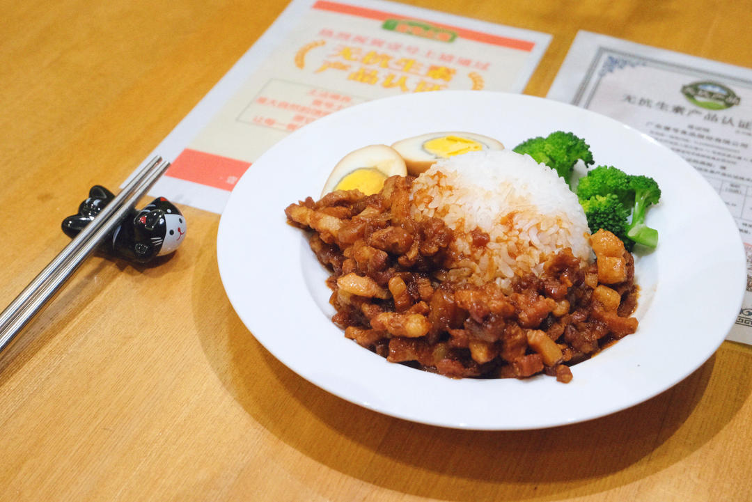 狂炫三大碗的卤肉饭