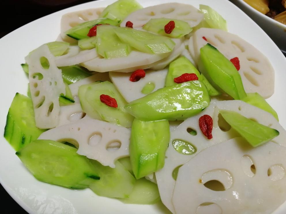 黄瓜炒藕片