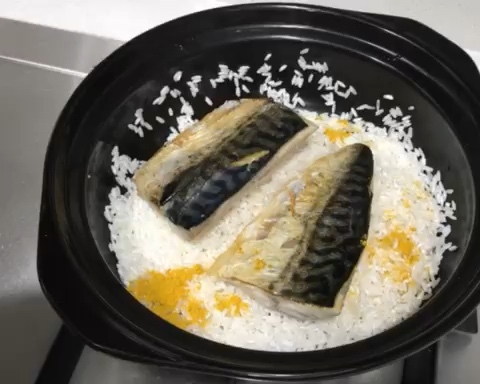 日式煎鲭鱼炊饭（用到之前发的昆布木鱼花高汤）的做法 步骤5