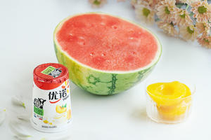 西瓜黄桃酸奶饮的做法 步骤1