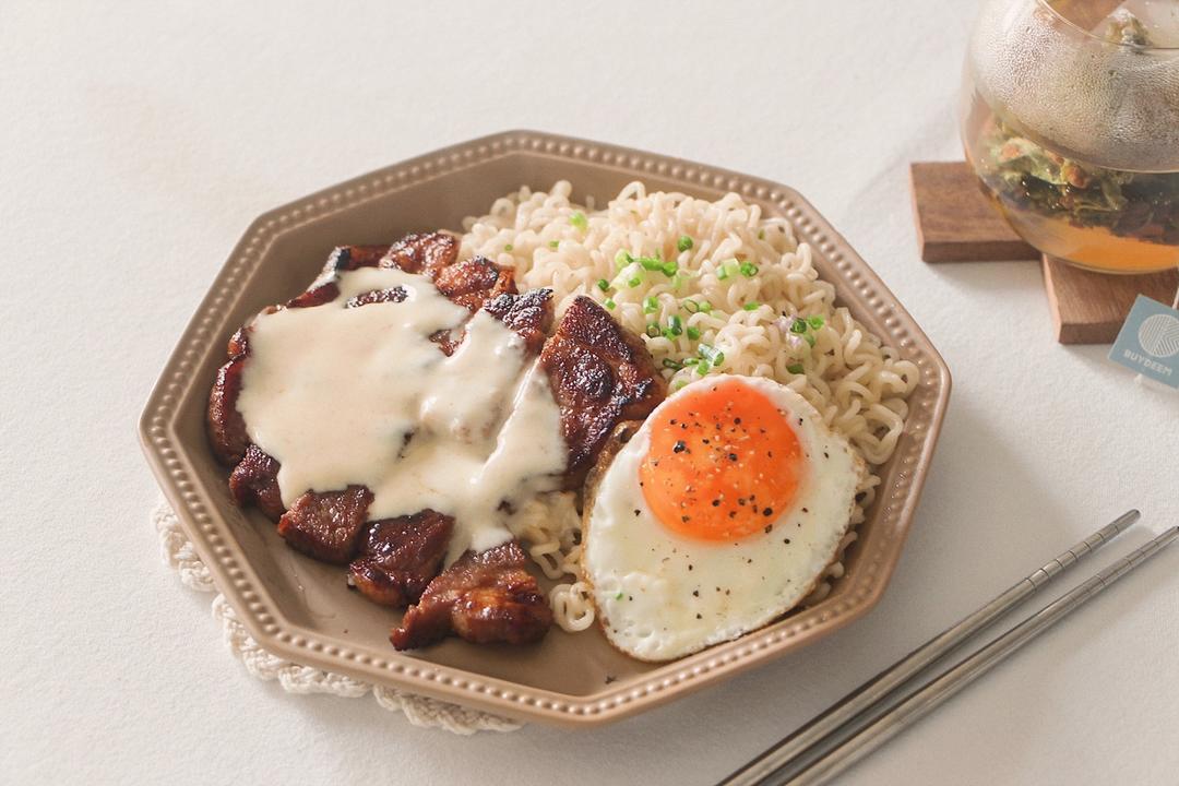 芝士汁猪颈肉捞公仔面