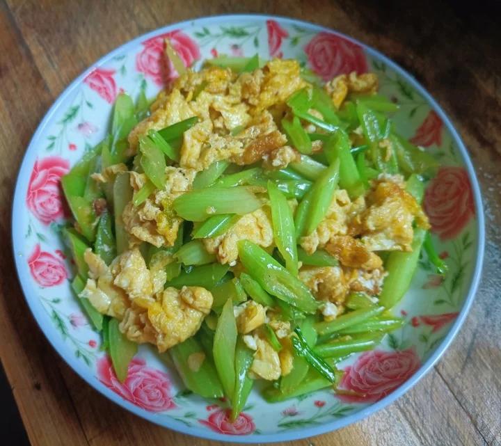 芹菜炒鸡蛋