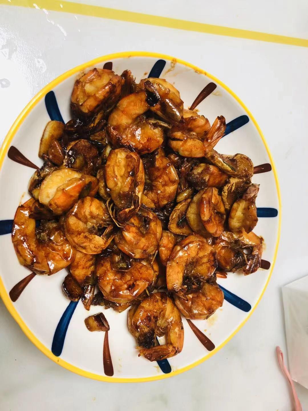 吃完还会继续舔手指的    快手油闷大虾