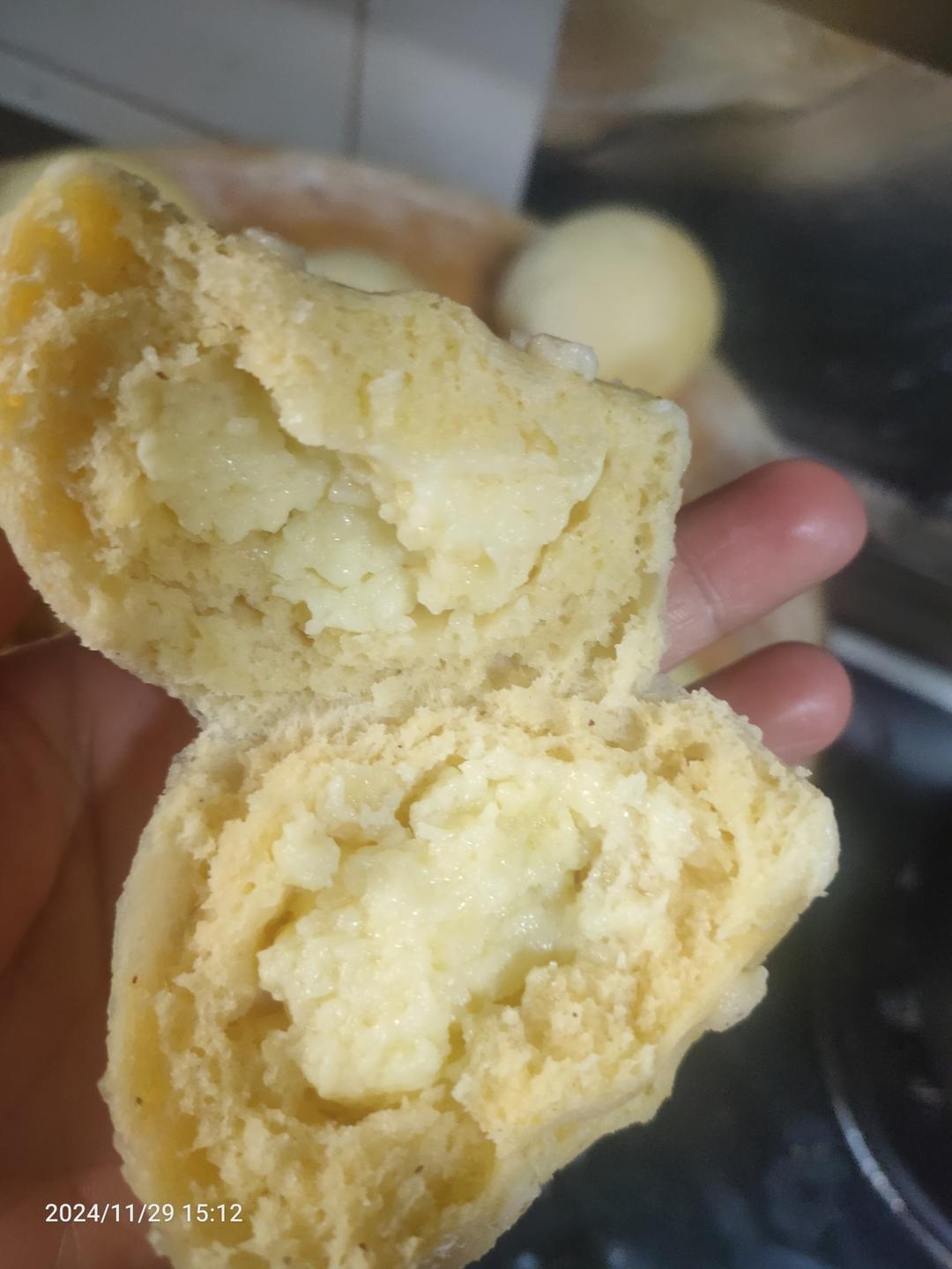 松软香甜的奶黄包，很快就可以搞定。