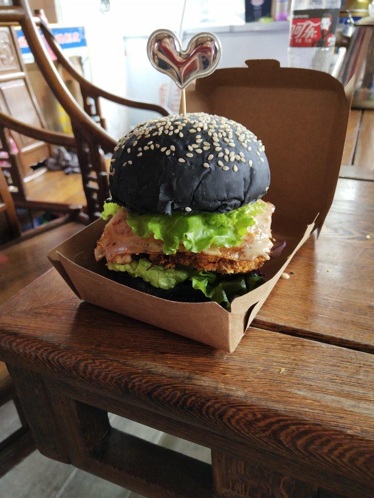 南悦精致外卖寿司做的竹炭奥尔良鸡腿汉堡