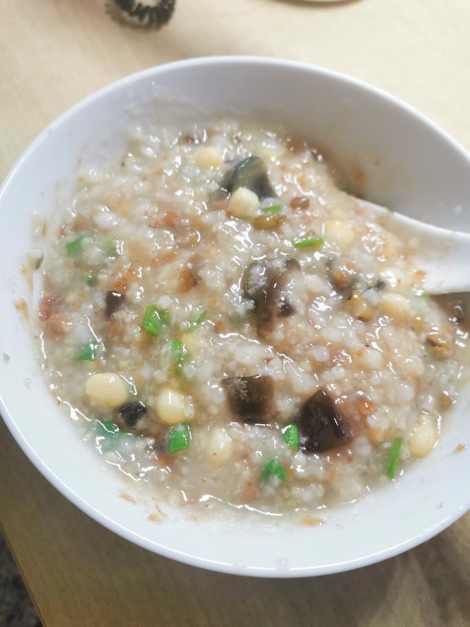 皮蛋肉松杂粮粥的做法