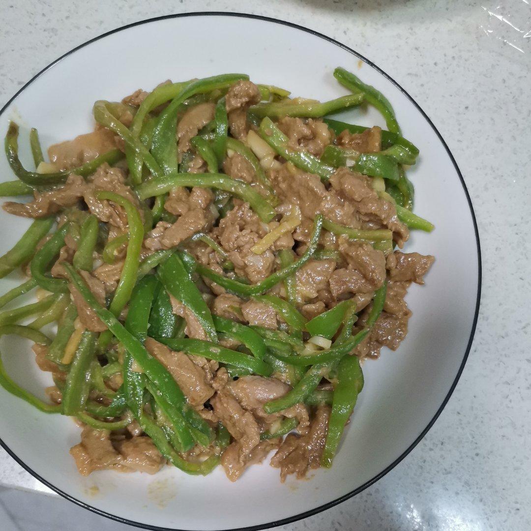 经典的家常菜，青椒炒肉丝，简单的食材也能做出如此美味