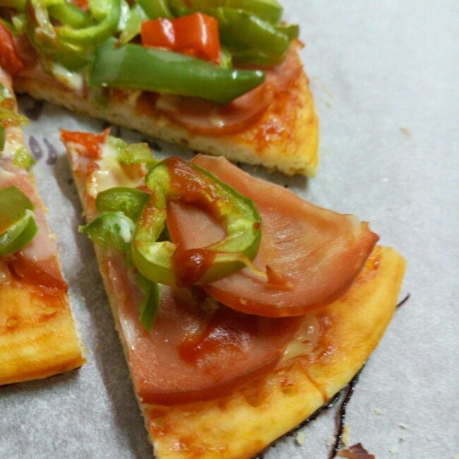 薄饼脆皮火腿pizza