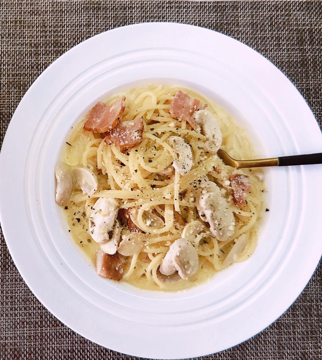 白蘑菇奶油培根意面