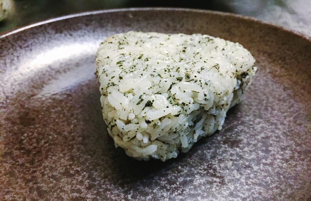 清新可口的紫苏饭团