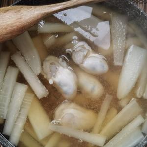 味噌生蚝萝卜汤的做法 步骤4