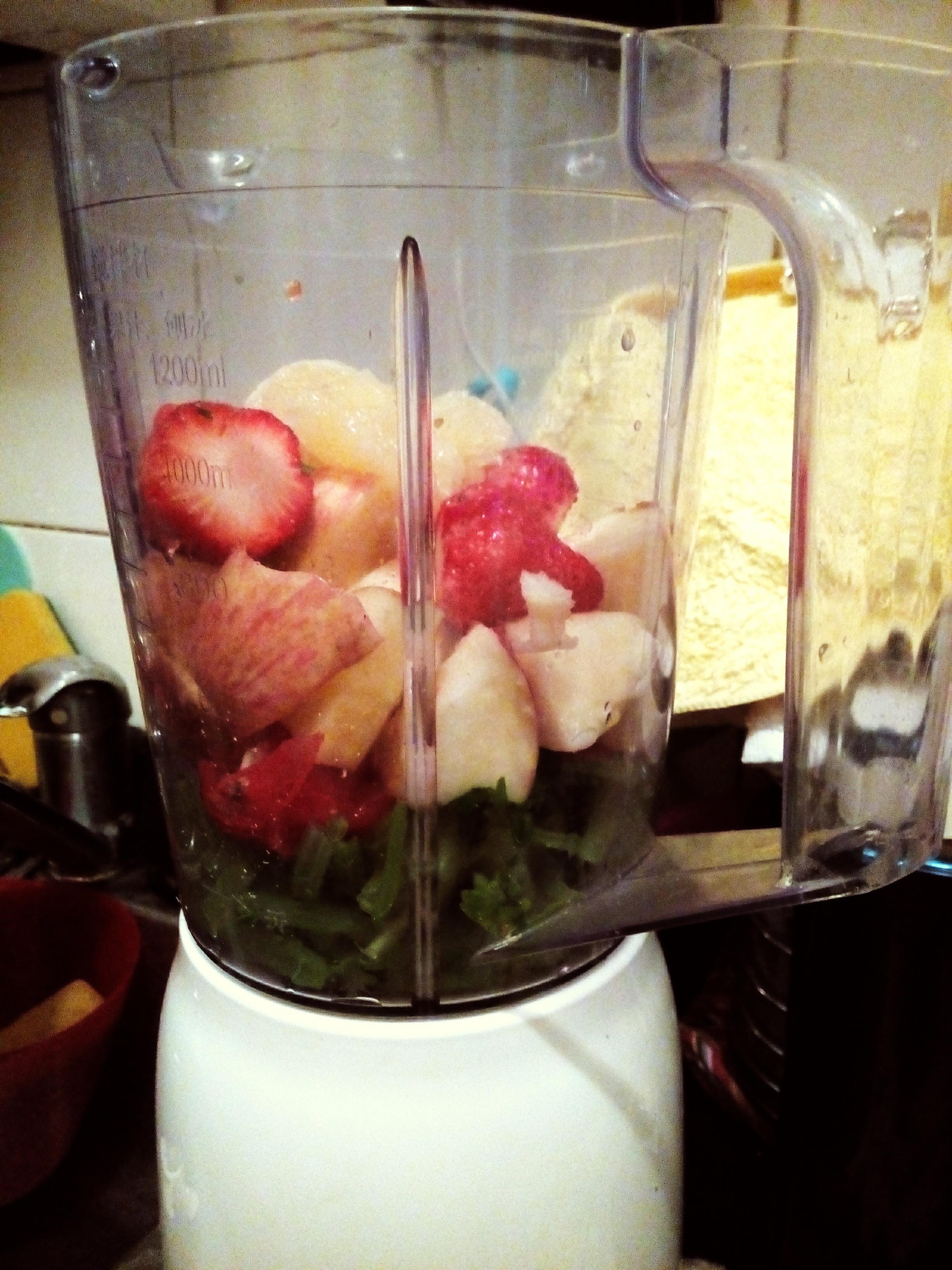 green smoothieD21芹菜+西红柿+富士苹果+草莓的做法 步骤1