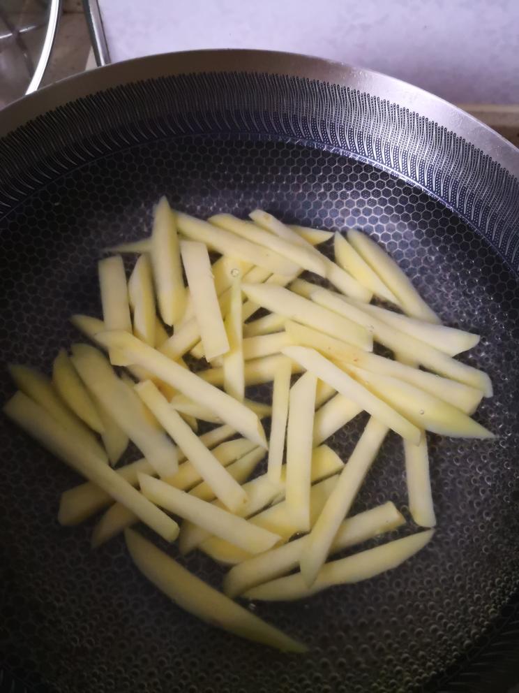 自制炸薯条🍟酥脆不易受潮的做法 步骤3