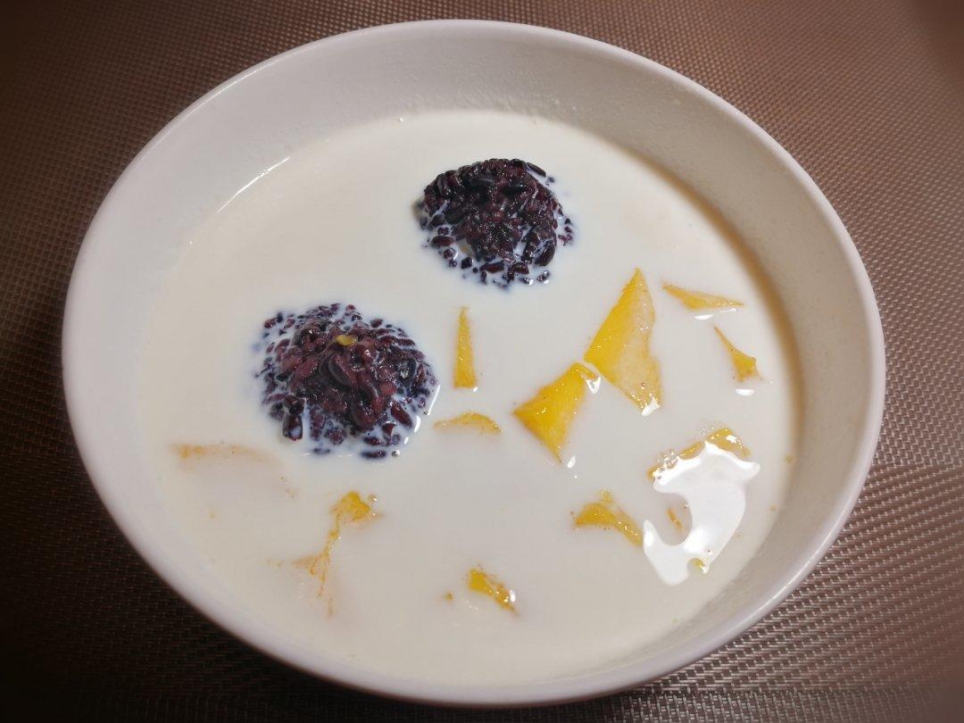 在家自制满记甜品--芒果椰汁黑糯米