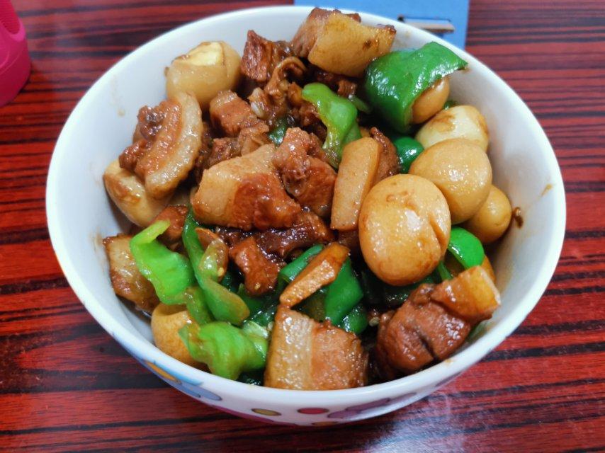 加了鹌鹑蛋后，这盘红烧肉，美味的逆天啦——鹌鹑蛋烧肉（孔瑶食谱）