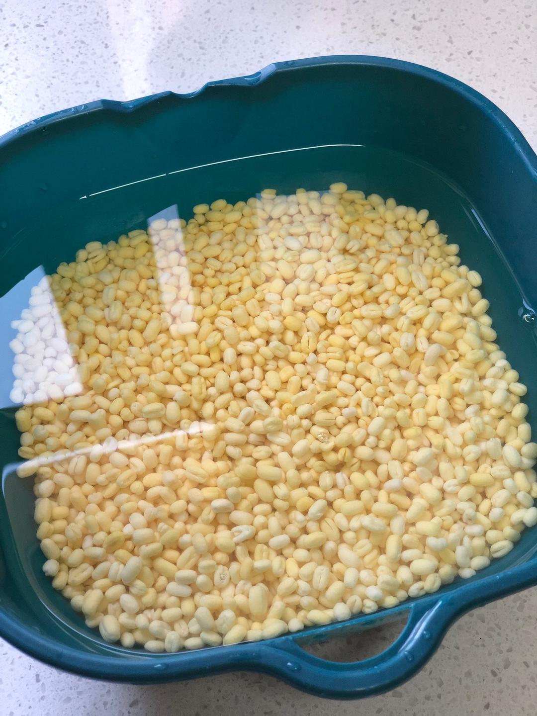 不用揉皮也能做出酥掉渣的绿豆酥饼的做法 步骤1