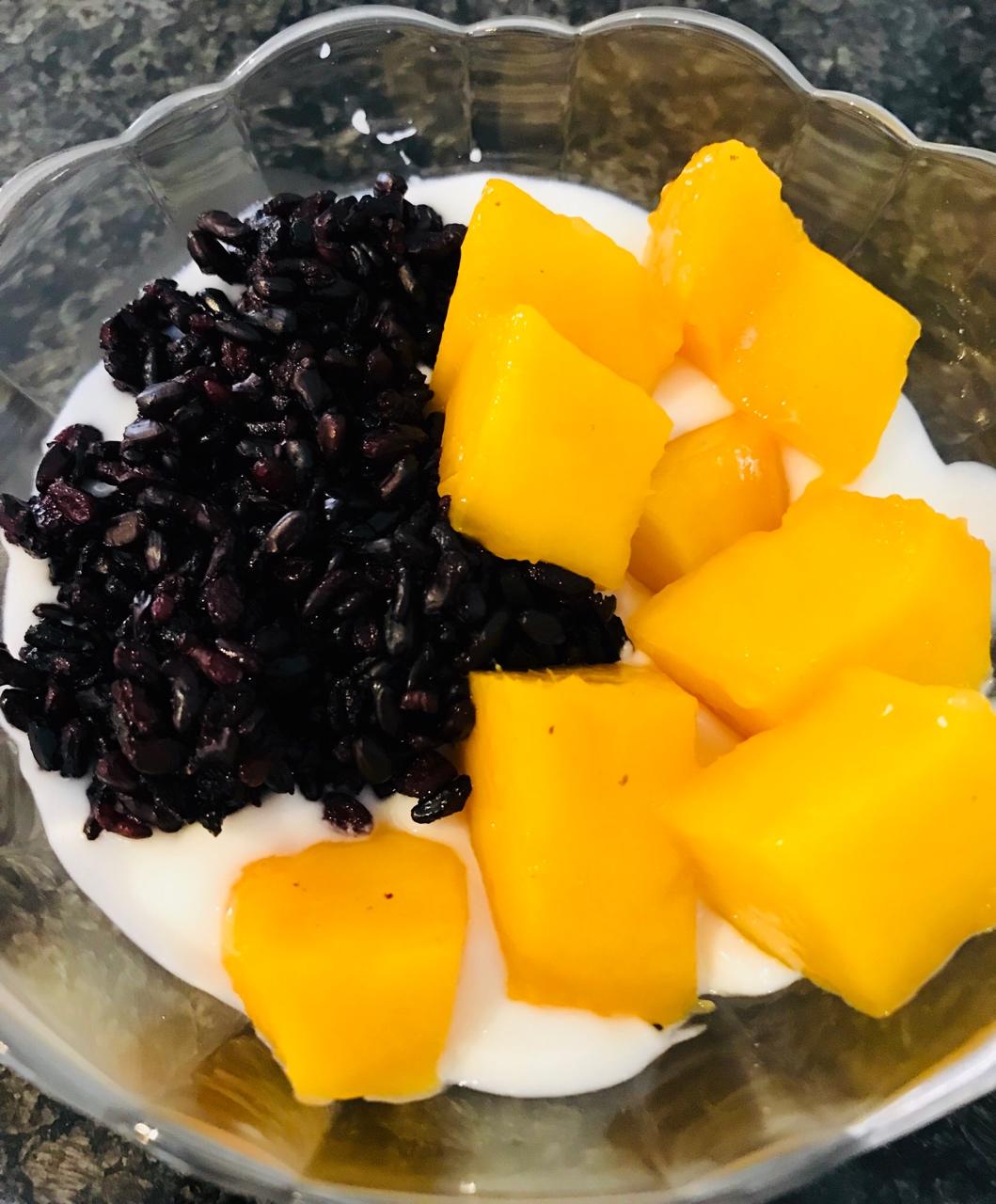 怀恋雨天做的芒果酸奶紫米露