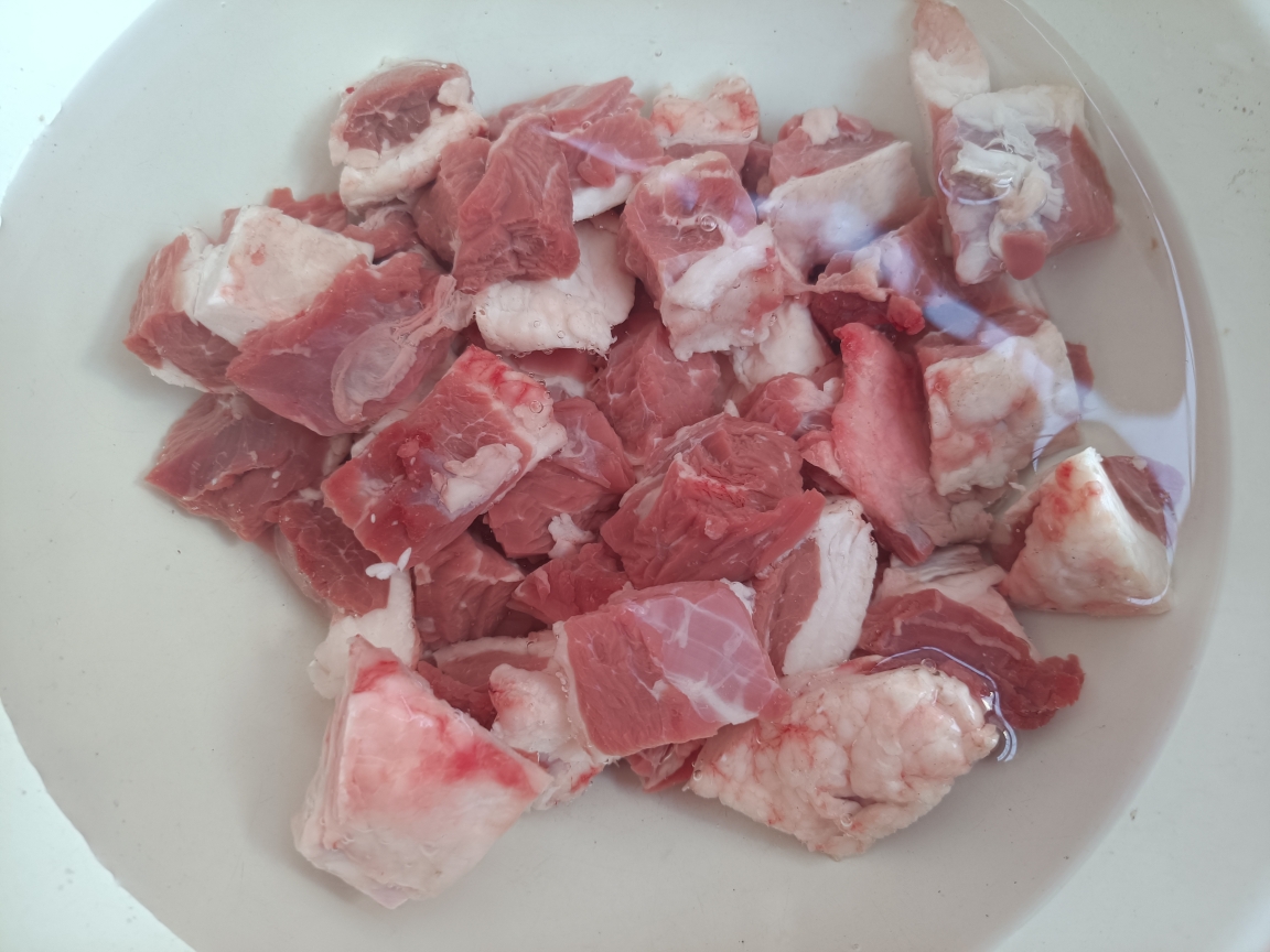 土豆腐乳焖香烧牛肉,特别好做的下饭肉菜！的做法 步骤1