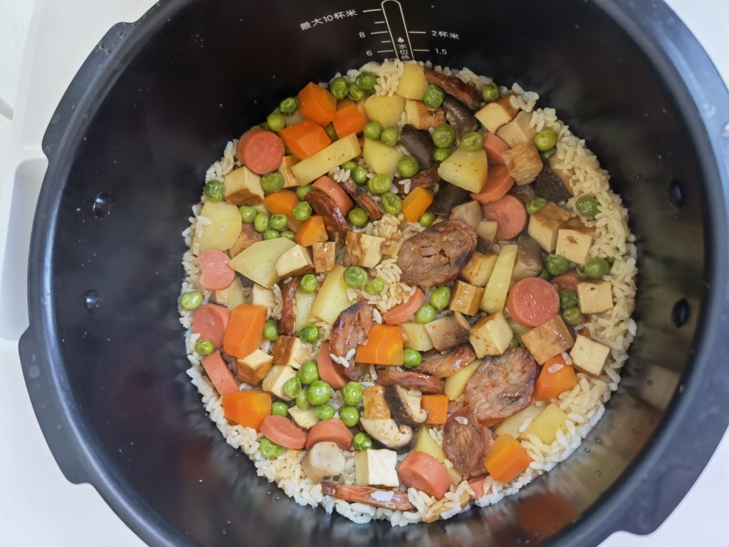 好吃易做的高压锅焖米饭—香肠菜饭的做法 步骤8