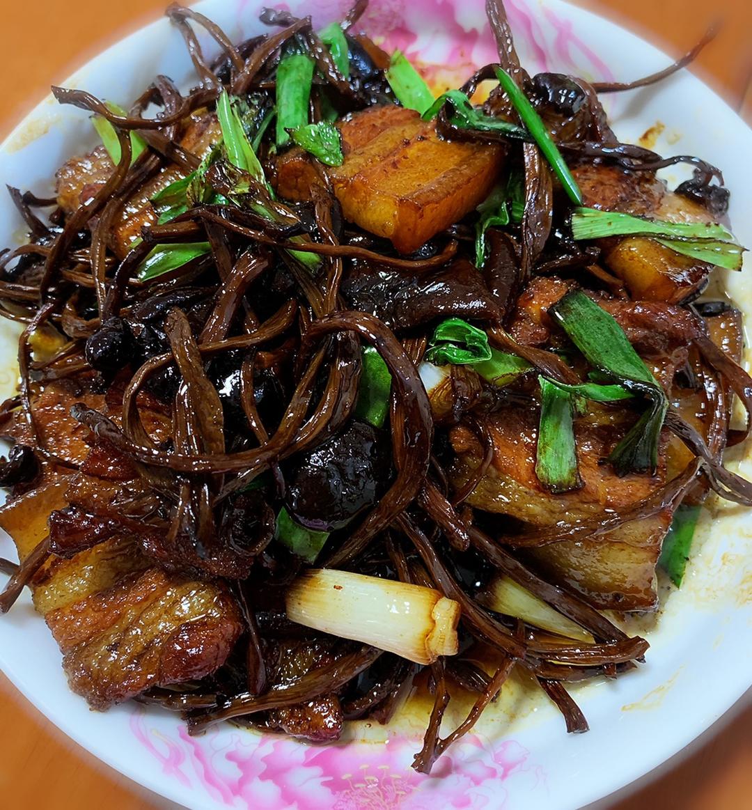 五花肉干锅茶树菇