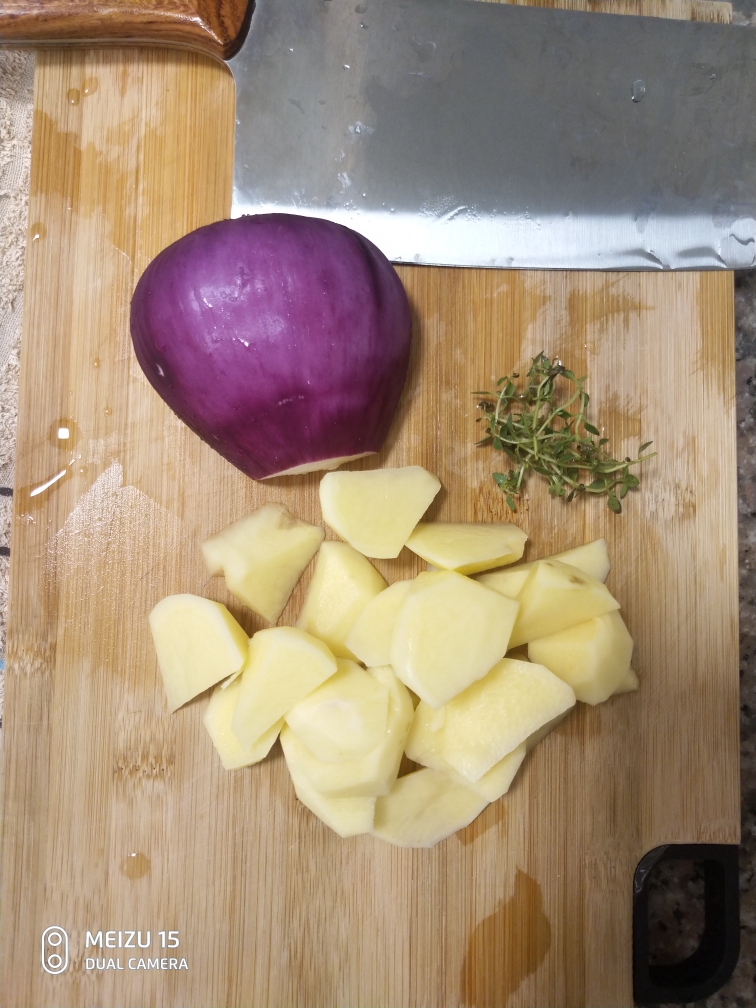 百里香煎土豆块的做法 步骤1