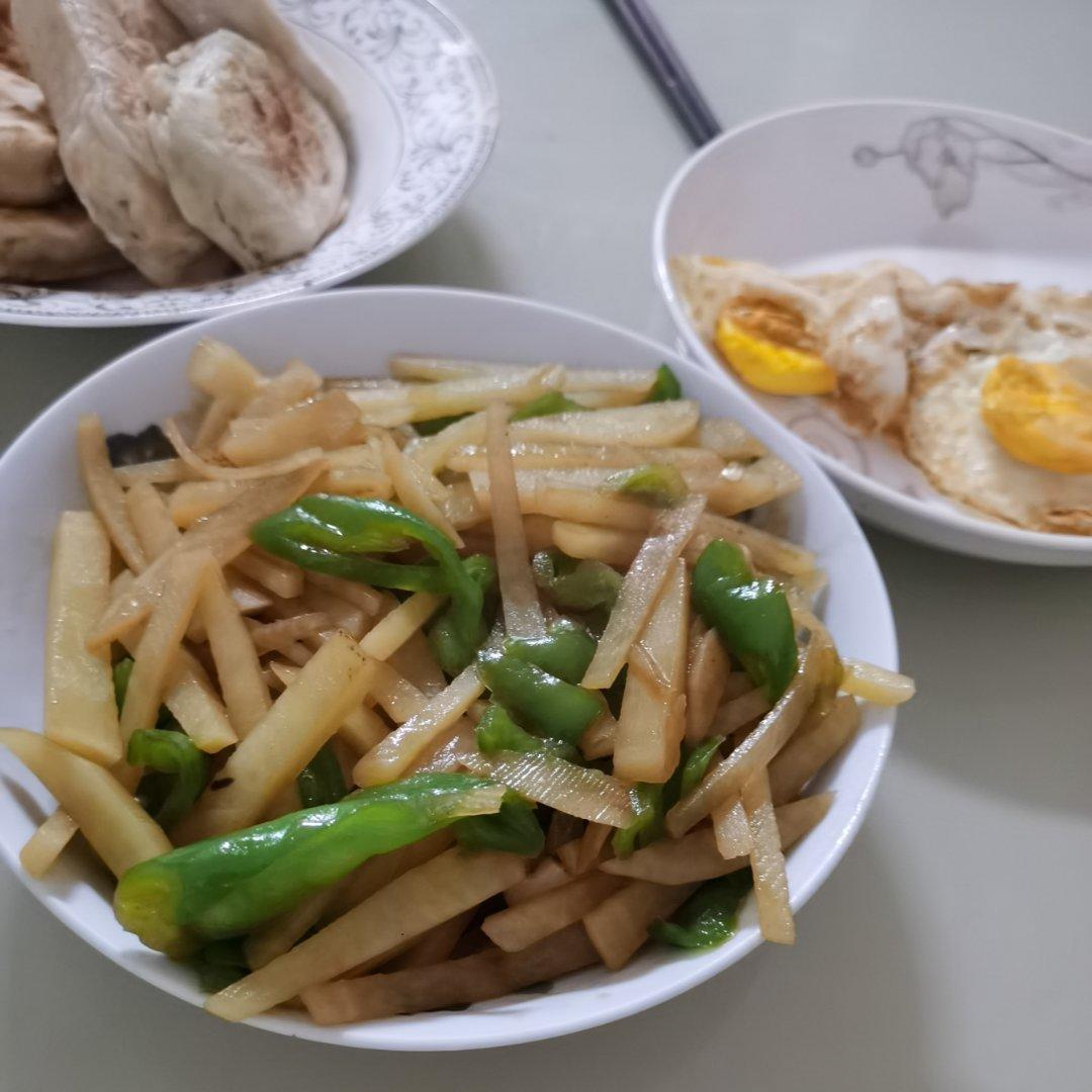 好吃又方便的青椒土豆丝，来喽！