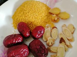 黄芪红枣补气小米粥的做法 步骤1