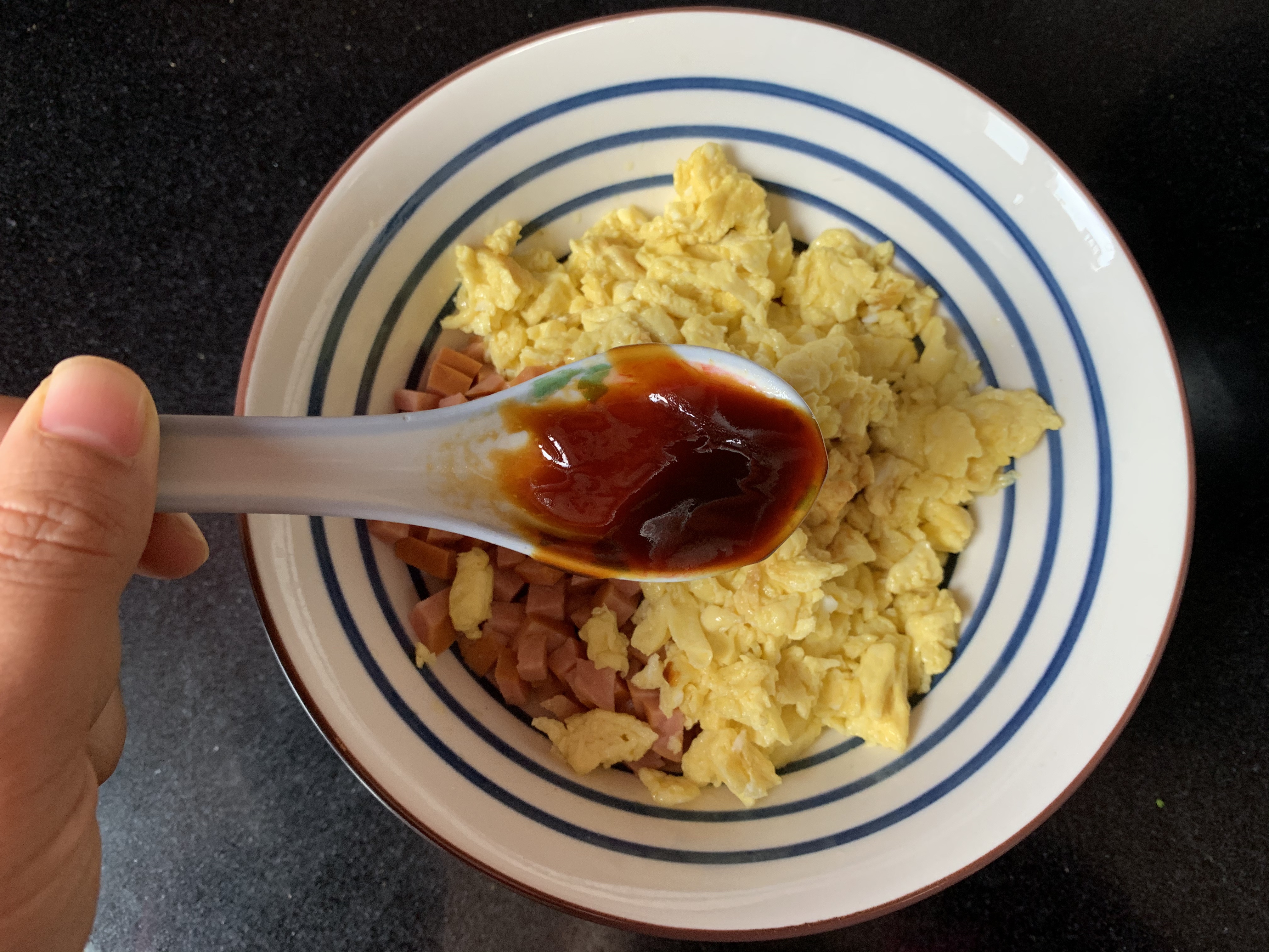 一口一个青椒火腿鸡蛋蒸包的做法 步骤6