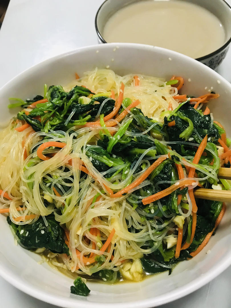 开胃爽口又营养的菠菜拌粉丝