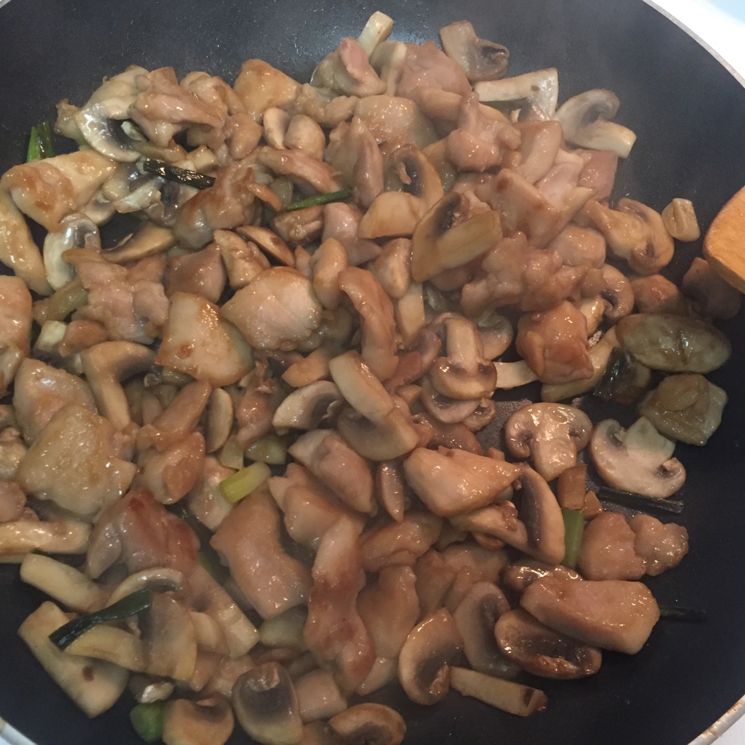 蘑菇滑鸡（香菇滑鸡）
