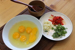 佟小鹤的家常菜--鱼香烘蛋的做法 步骤1