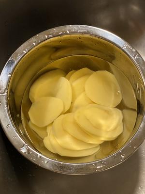 喷喷香的蒜煎土豆的做法 步骤1