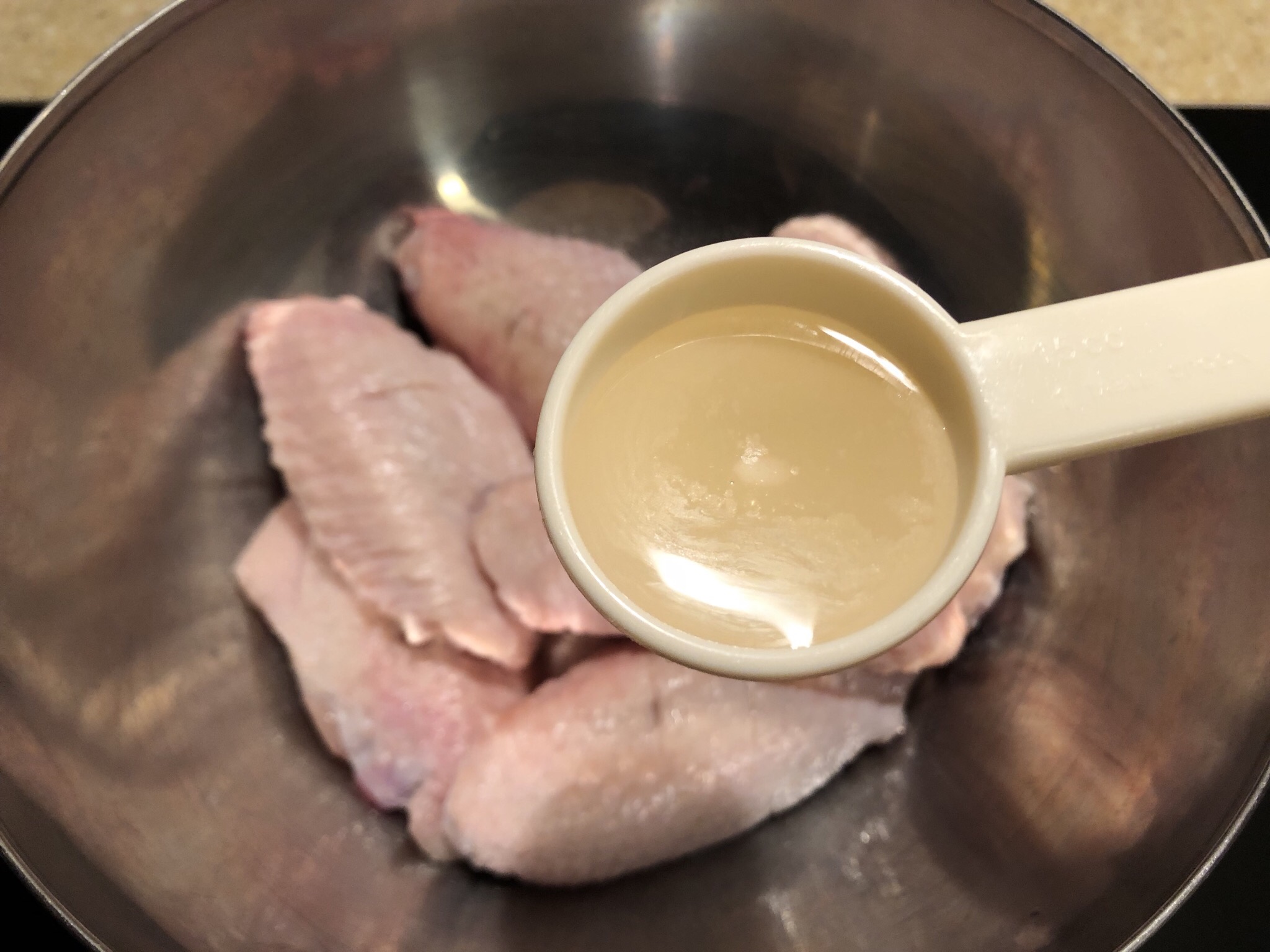 平底锅烧烤翅虾的做法 步骤3