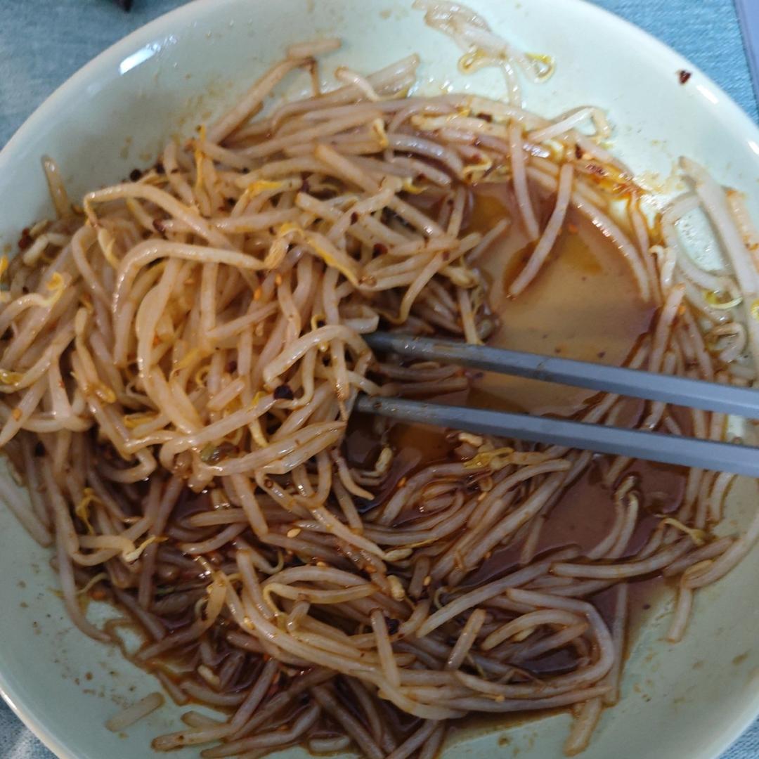 一上桌就会被哄抢光的，爽口凉拌菜豆芽粉丝