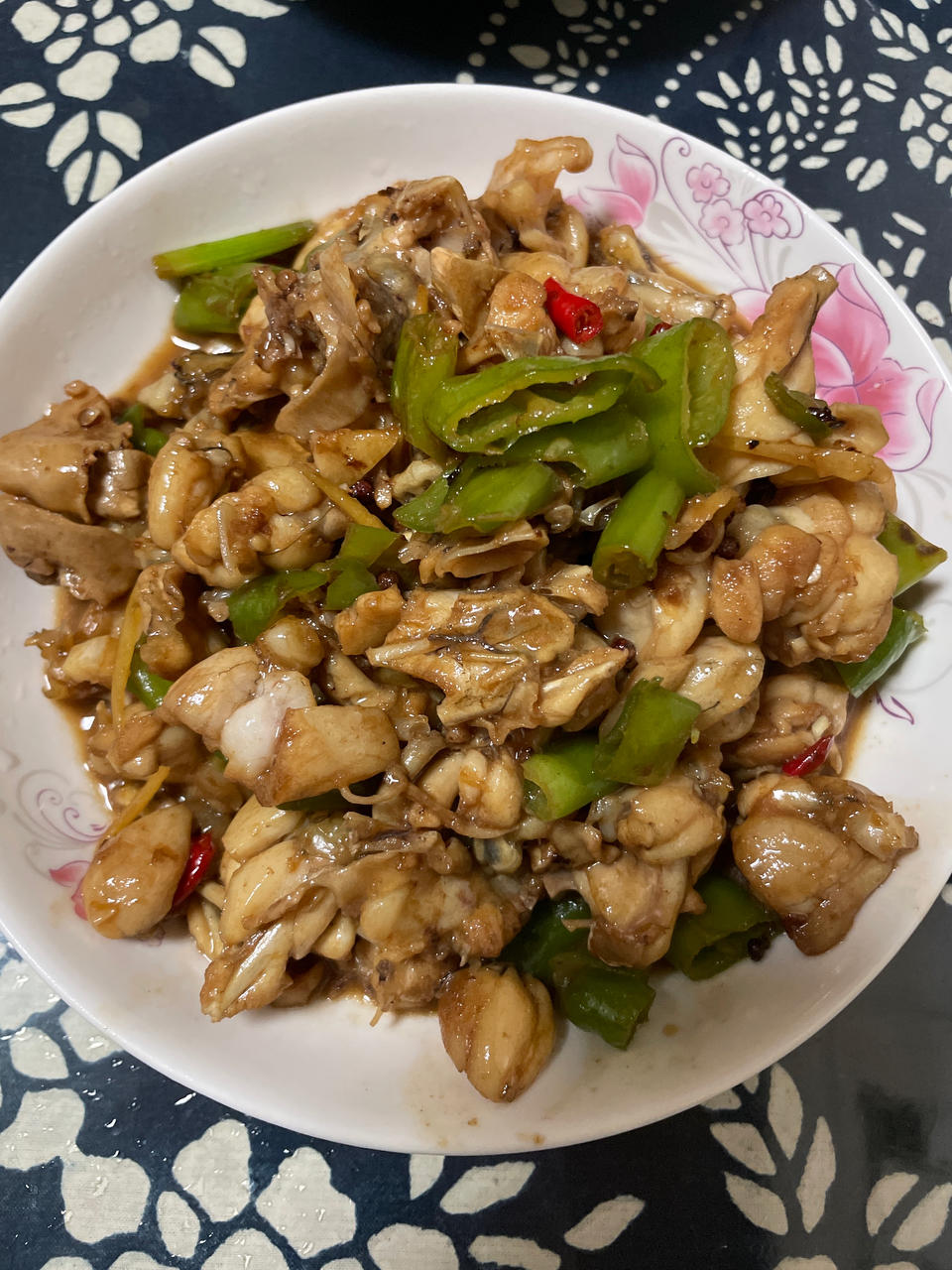 大猴tee做的超下饭的爆炒香辣牛蛙