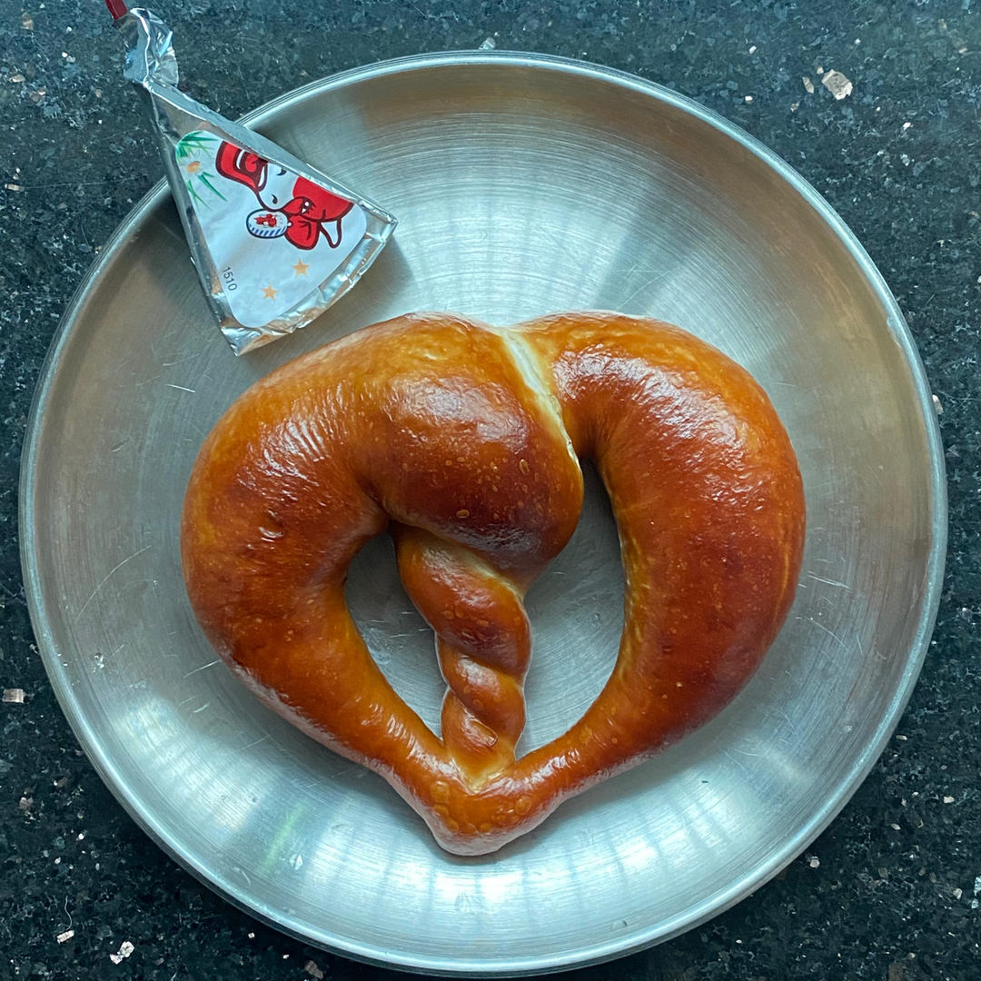 心形碱水面包
