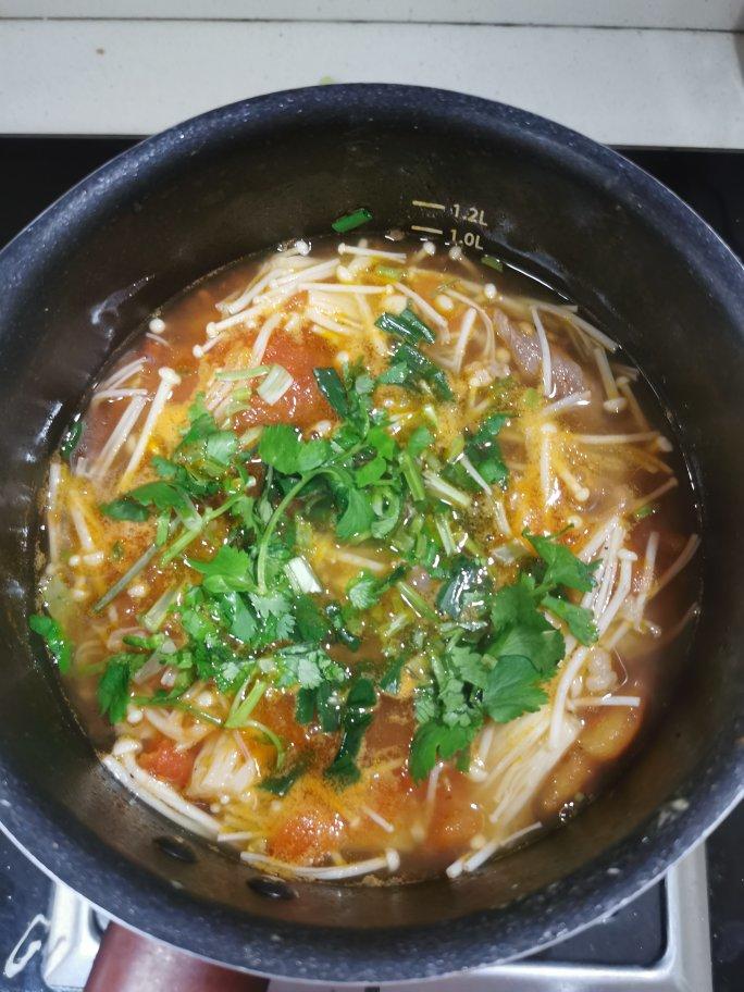 番茄金针菇肥牛锅 鲜到眉毛掉