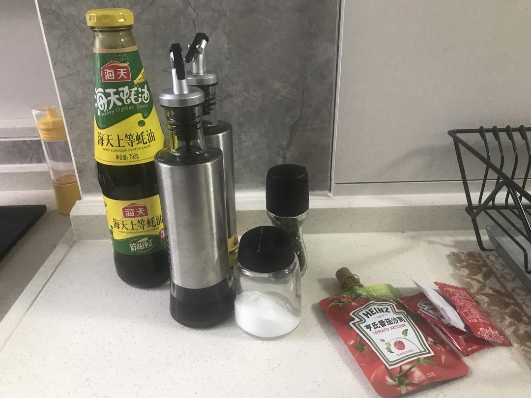 番茄鸡蛋虾仁挂面的做法 步骤1