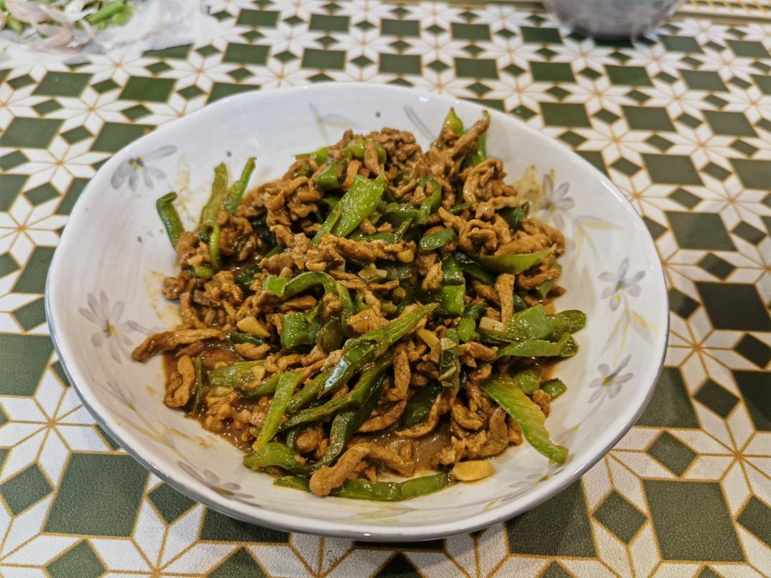青椒肉丝，这样炒太好吃了。
