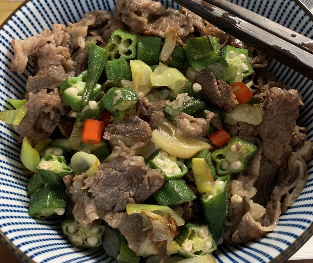 肥牛炒秋葵的做法